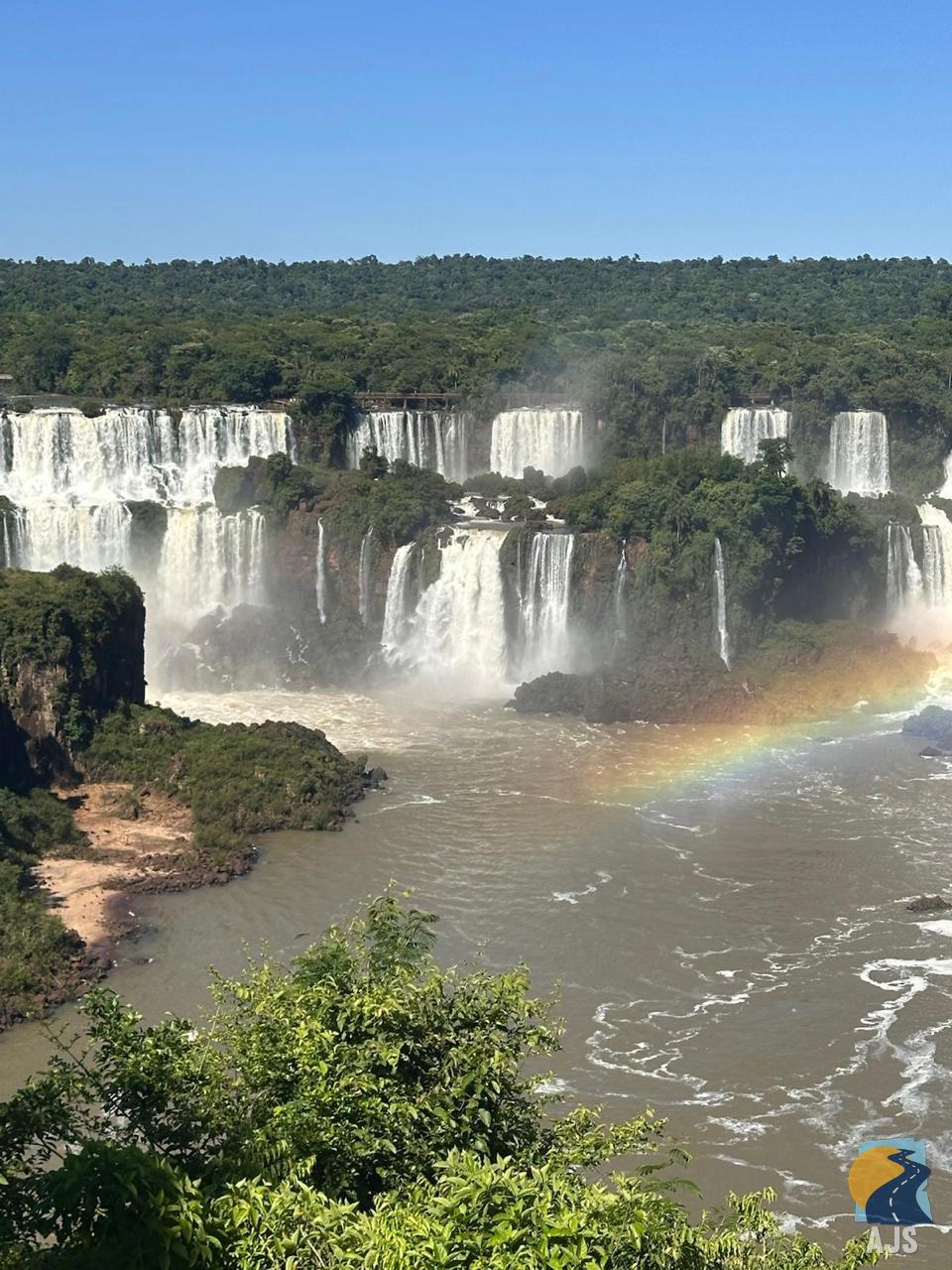 Vista panorâmica das Cataratas do Iguaçu com arco-íris sobre o rio
