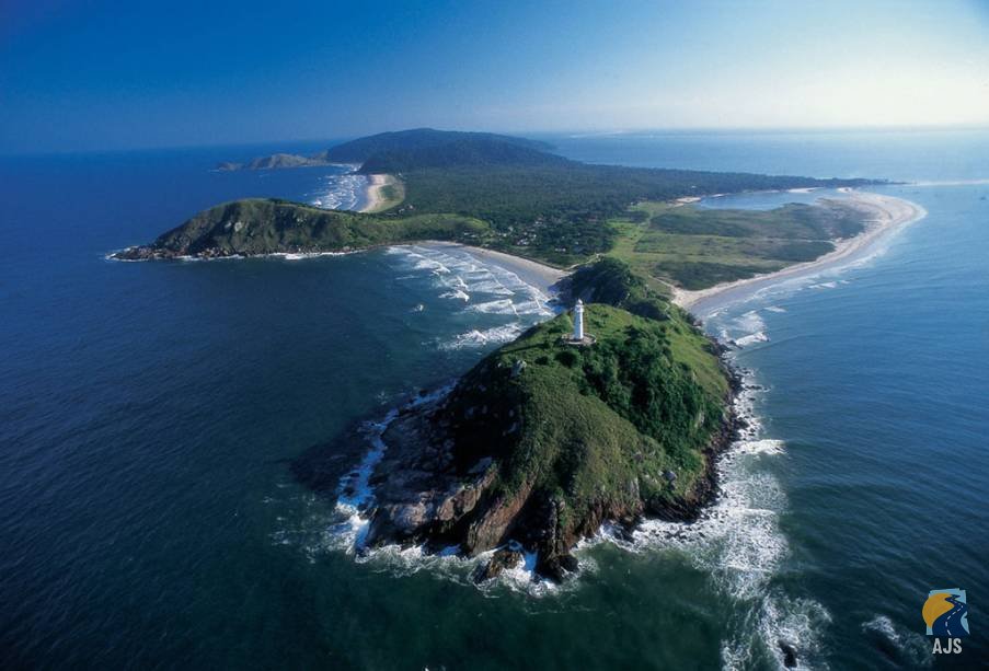 Vista aérea da Ilha do Mel com o Farol das Conchas, praias e a mata da ilha