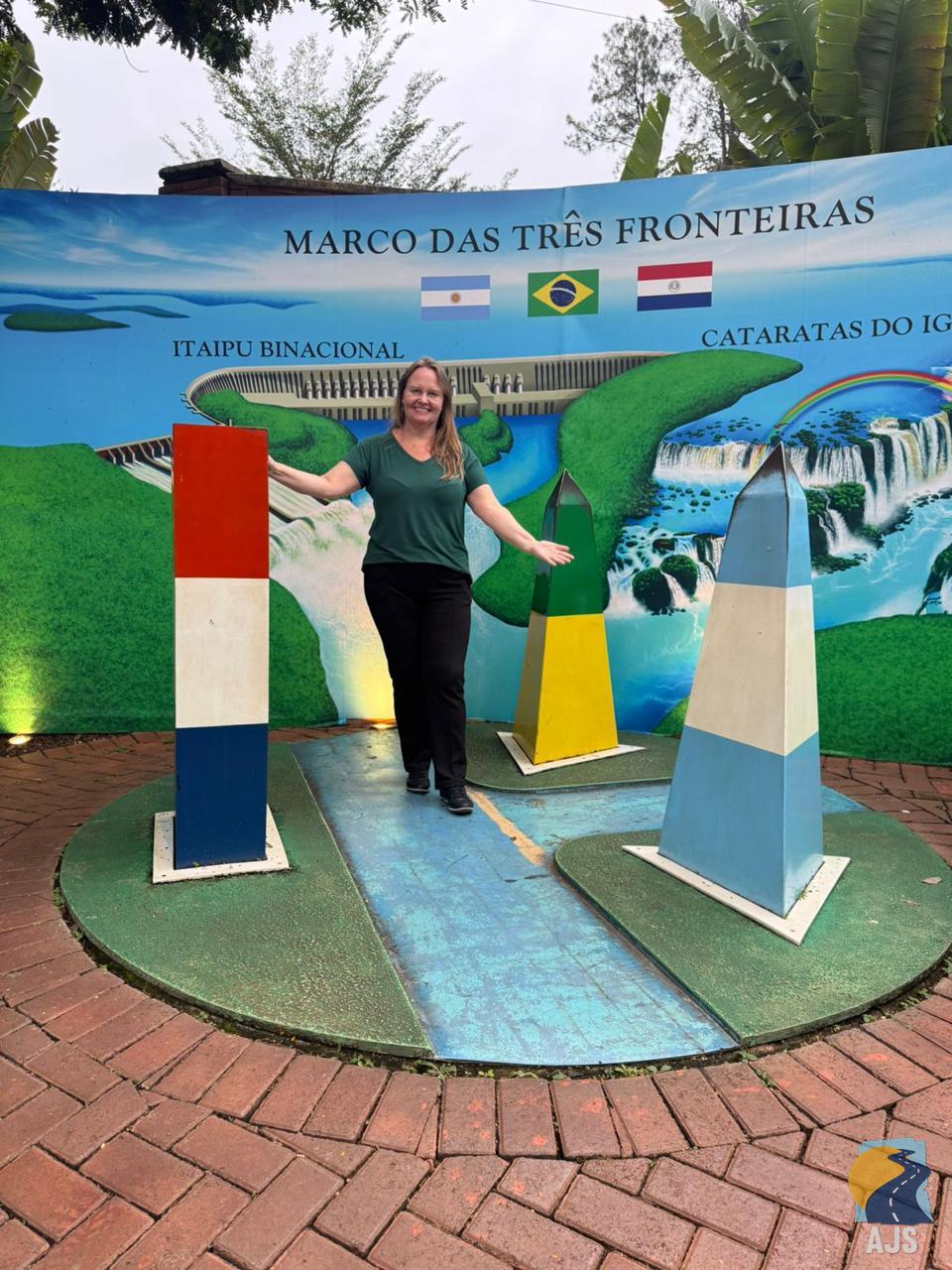 Andreia Castilho, da AJS Turismo, no Marco das Três Fronteiras, entre os marcos do Brasil, da Argentina e do Paraguai